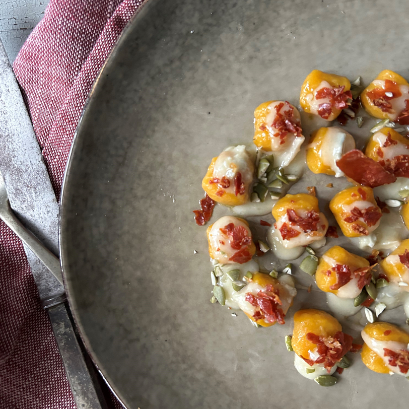 Gnocchi di zucca, gorgonzola e polvere di speck