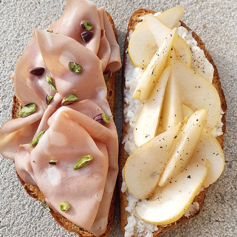 Bruschette ricotta, pistacchi, mortadella e pere