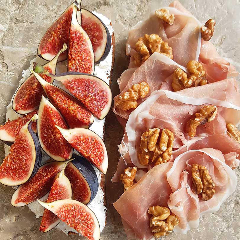 Bruschette robiolino e fichi, noci e crudo
