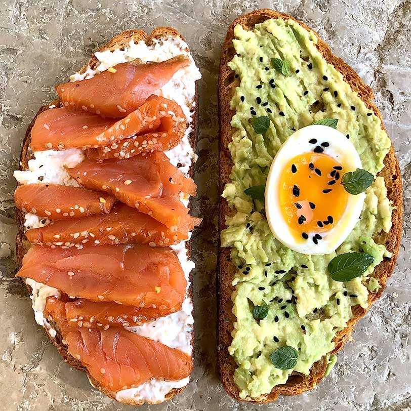 Bruschette uova, stracchino, salmone, avocado