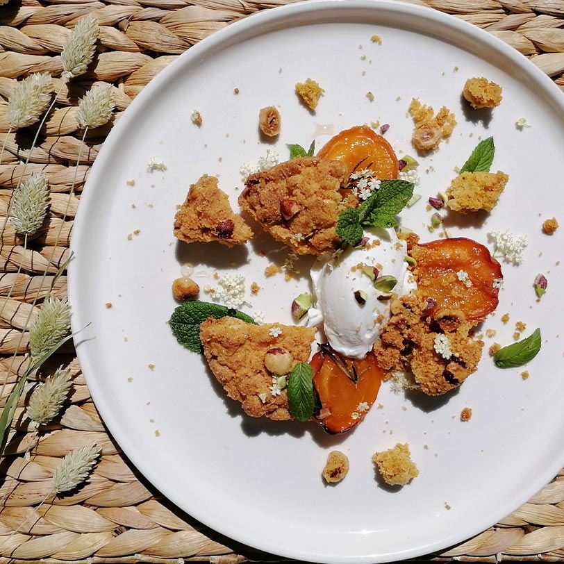 Ricotta montata, albicocca e nocciole