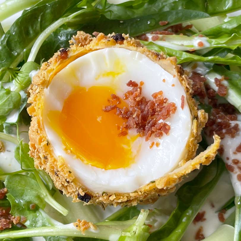 Uovo croccante, crema di stracchino, puntarelle e polvere di crudo