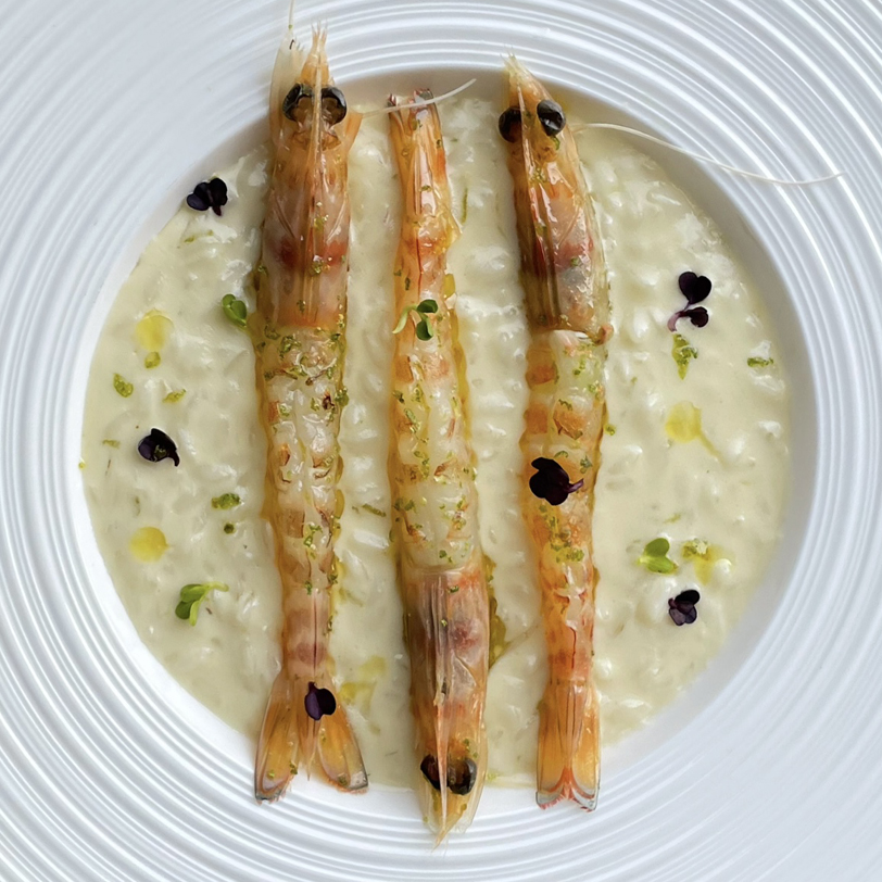 Risotto mantecato al mascarpone senza lattosio con gamberi e lime