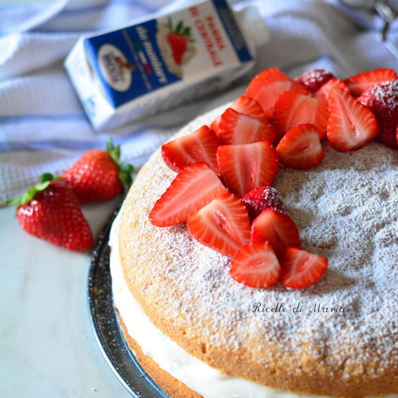 Torta con crema al latte e fragole