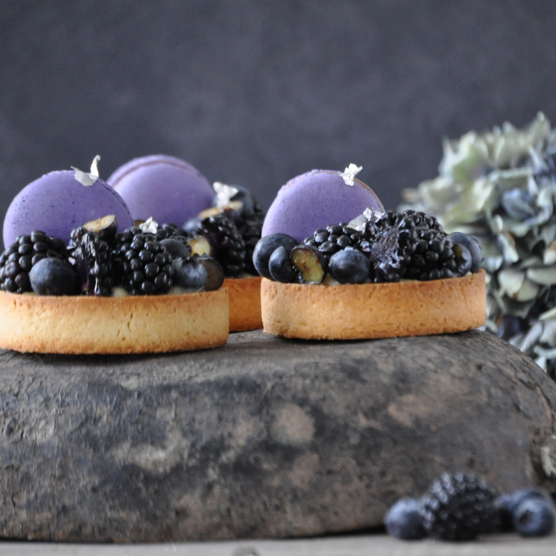 Tartellette alla crema pasticcera, macaron e frutti di bosco