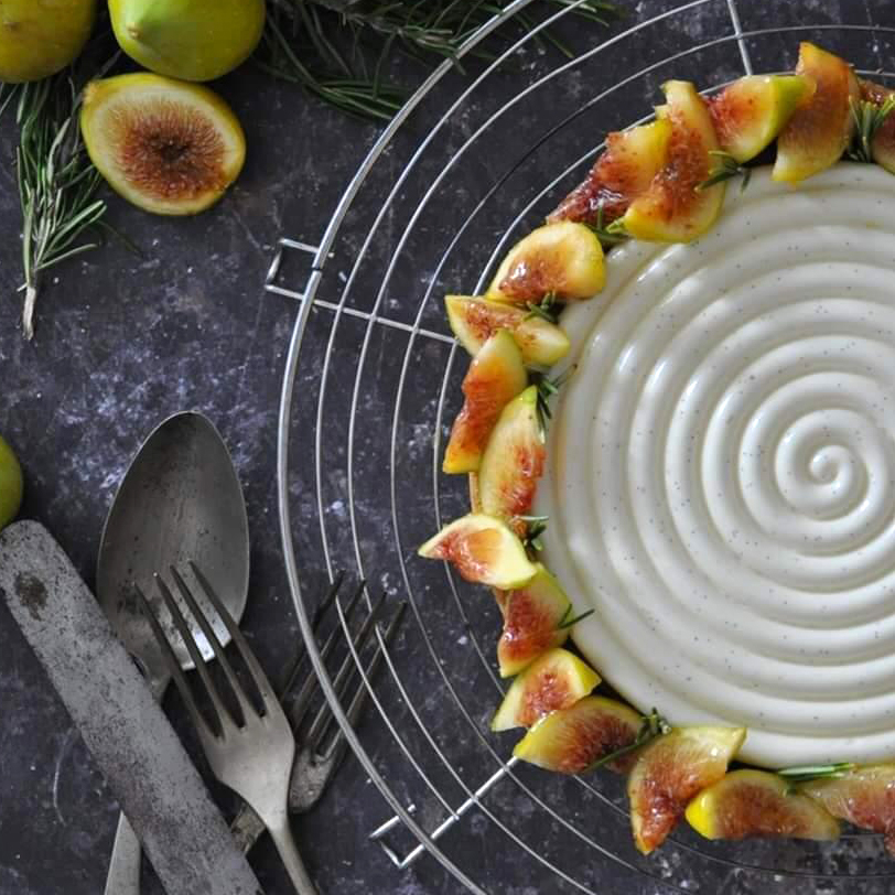 Crostata moderna con cremoso al cioccolato bianco, rosmarino e fichi freschi