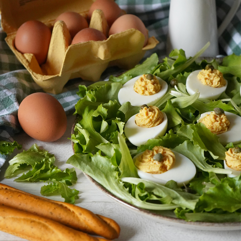 Uova sode ripiene di mousse al prosciutto