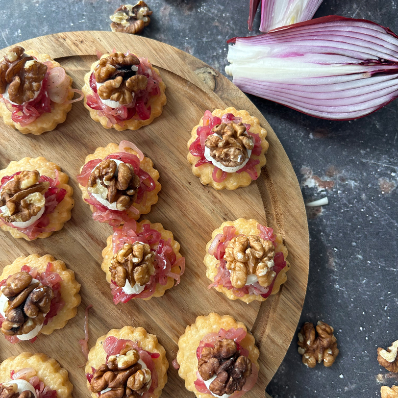Frollini salati al Grana Padano, cipolle rosse caramellate, robiolino e noci