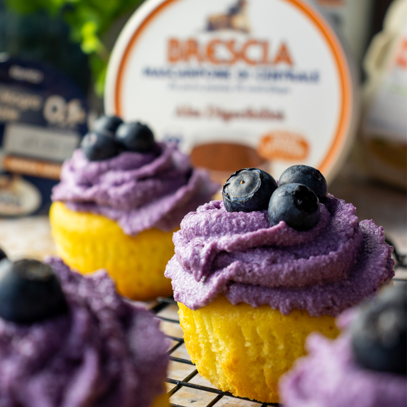 Muffin al limone con frosting ai mirtilli - senza lattosio
