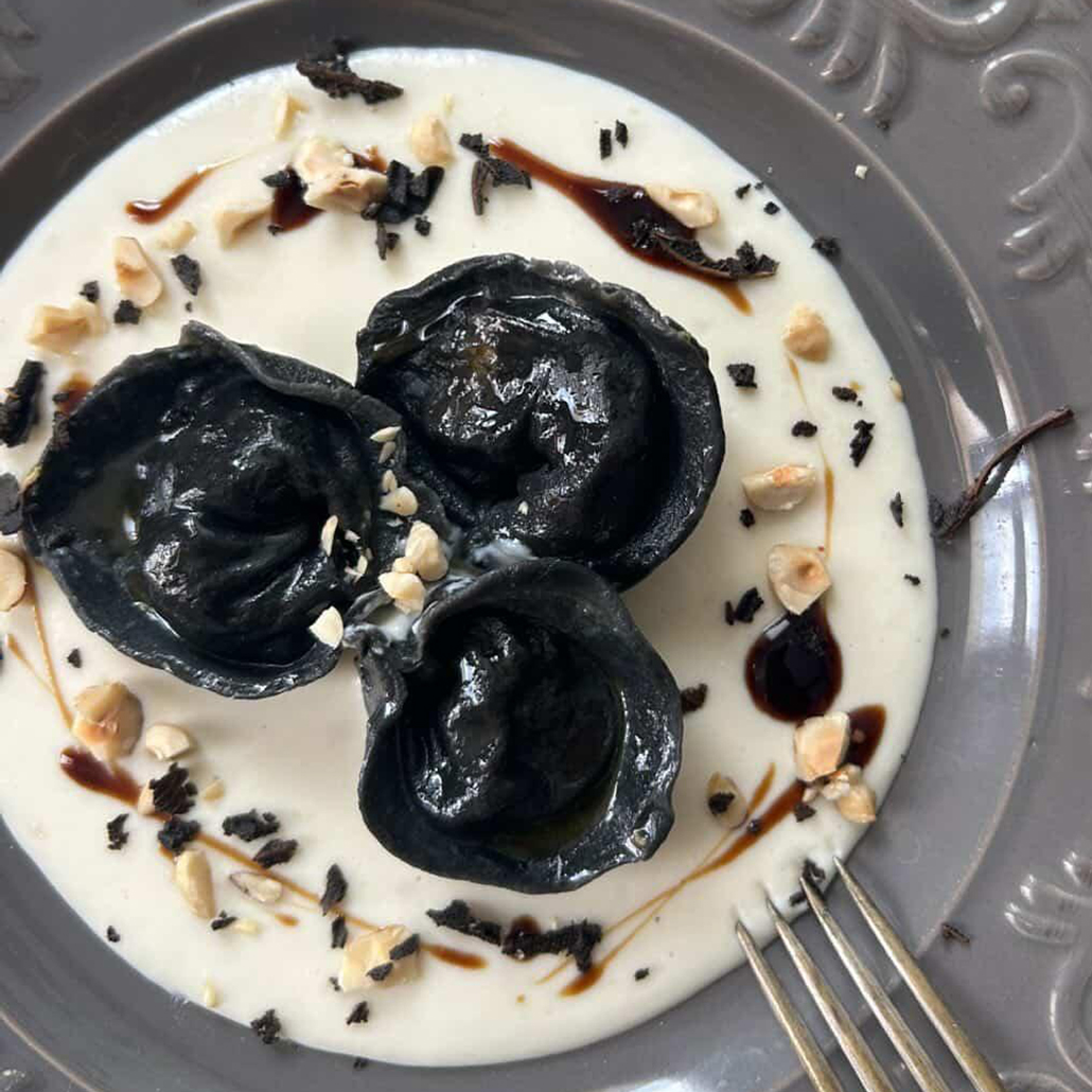 Cappellacci alla zucca su fonduta di grana