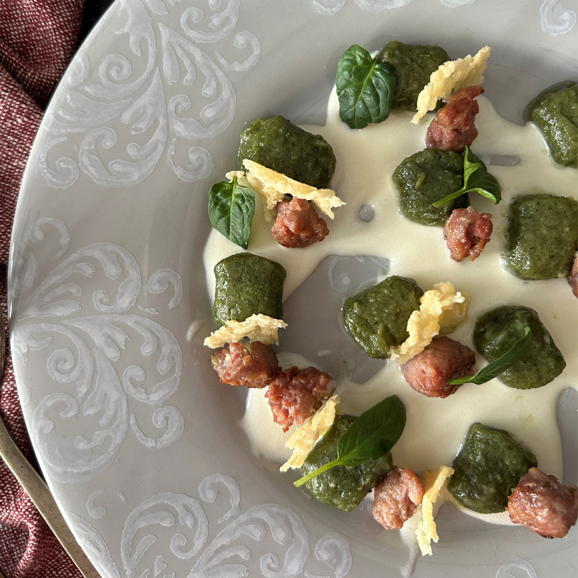 Gnocchi agli Spinaci con luganega croccante e fonduta al taleggio